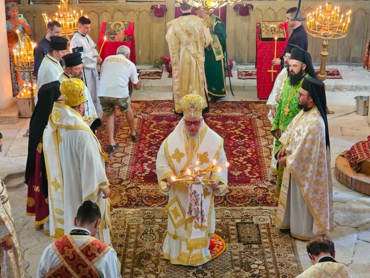 Владиката отслужи тържествена литургия в обновявания исторически храм &bdquo;Св. Архангел Михаил&ldquo; в Славяново