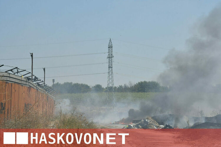 Пожар избухна в нерегламентираното сметище край &bdquo;Ерозия&ldquo;