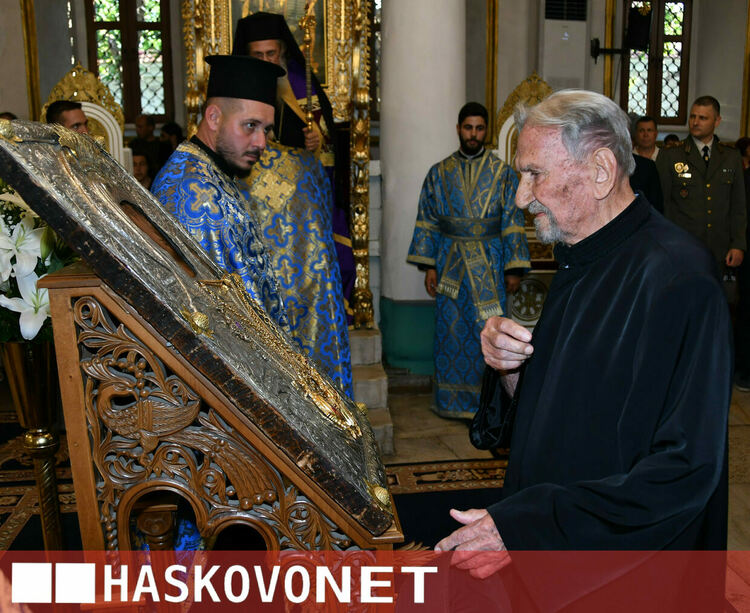  Пълна църква посрещна иконата на Пресвета Богородица&nbsp;&ndash; &bdquo;Златна ябълка&ldquo;
