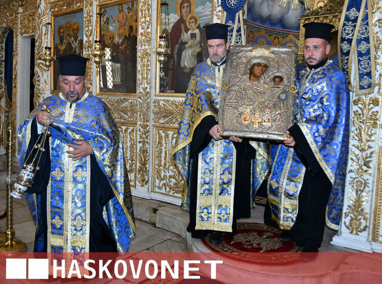  Пълна църква посрещна иконата на Пресвета Богородица&nbsp;&ndash; &bdquo;Златна ябълка&ldquo;