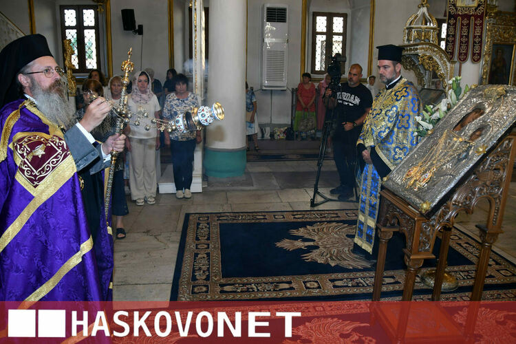  Пълна църква посрещна иконата на Пресвета Богородица&nbsp;&ndash; &bdquo;Златна ябълка&ldquo;