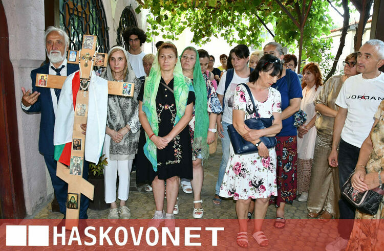  Пълна църква посрещна иконата на Пресвета Богородица&nbsp;&ndash; &bdquo;Златна ябълка&ldquo;