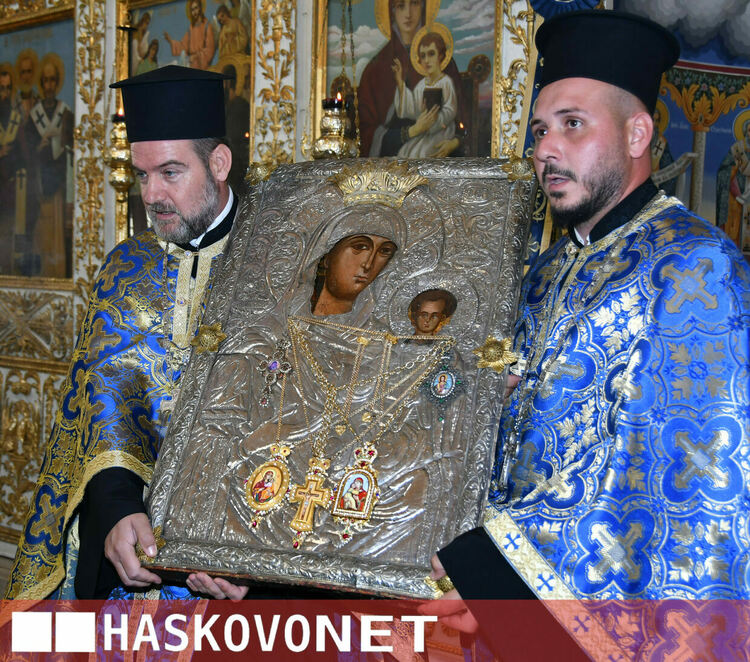 Пълна църква посрещна иконата на Пресвета Богородица&nbsp;&ndash; &bdquo;Златна ябълка&ldquo;