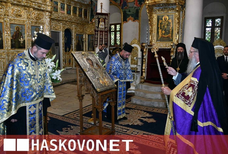  Пълна църква посрещна иконата на Пресвета Богородица&nbsp;&ndash; &bdquo;Златна ябълка&ldquo;