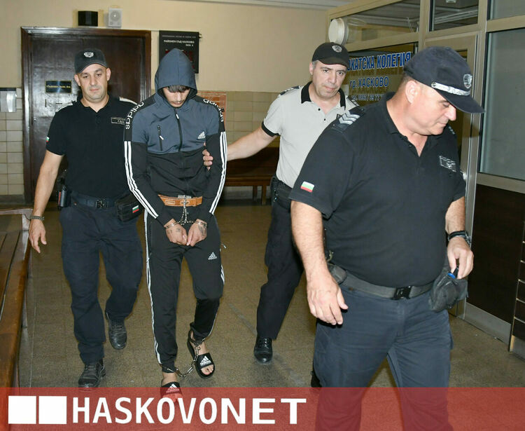 18-годишният Алекс умъртвил чичо си с кол, докато жената и децата му били в леглото