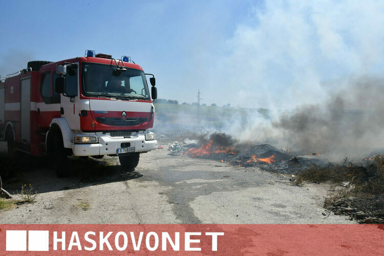 Пожар избухна в нерегламентираното сметище край &bdquo;Ерозия&ldquo;