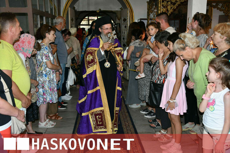  Пълна църква посрещна иконата на Пресвета Богородица&nbsp;&ndash; &bdquo;Златна ябълка&ldquo;