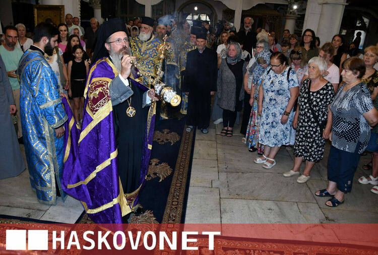  Пълна църква посрещна иконата на Пресвета Богородица&nbsp;&ndash; &bdquo;Златна ябълка&ldquo;