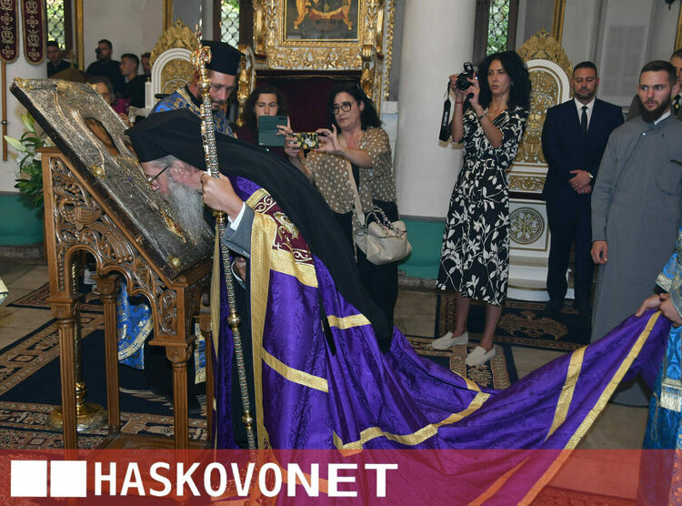  Пълна църква посрещна иконата на Пресвета Богородица&nbsp;&ndash; &bdquo;Златна ябълка&ldquo;