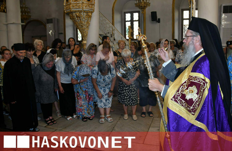  Пълна църква посрещна иконата на Пресвета Богородица&nbsp;&ndash; &bdquo;Златна ябълка&ldquo;