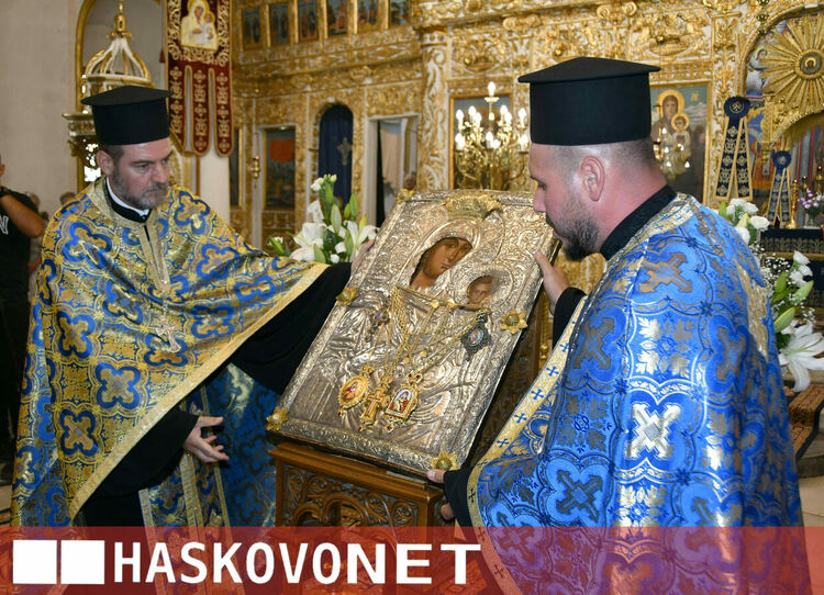  Пълна църква посрещна иконата на Пресвета Богородица&nbsp;&ndash; &bdquo;Златна ябълка&ldquo;