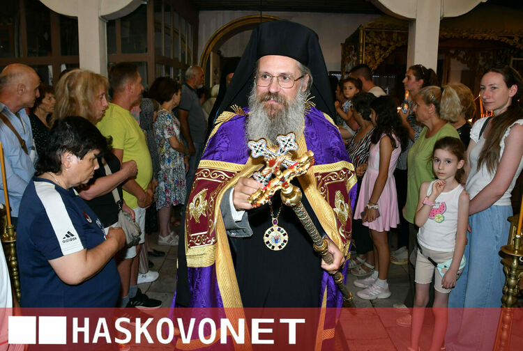  Пълна църква посрещна иконата на Пресвета Богородица&nbsp;&ndash; &bdquo;Златна ябълка&ldquo;