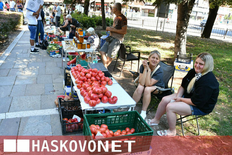 Жегите не изплашиха хасковлии и Зеленчуковият пазар отново се напълни с клиенти