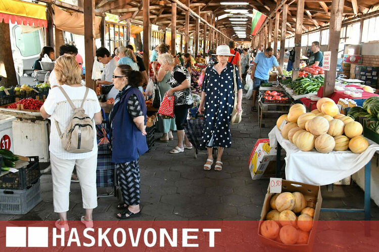 Жегите не изплашиха хасковлии и Зеленчуковият пазар отново се напълни с клиенти
