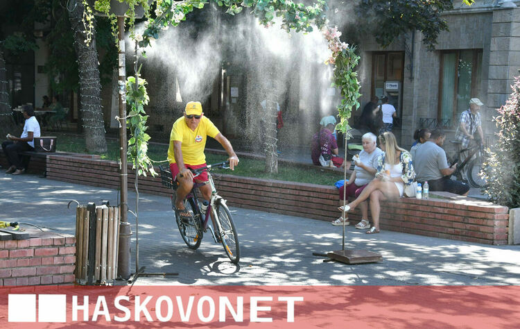 Хасковлии се разхладиха в горещия ден ... кой със студена вода, кой в шадравана