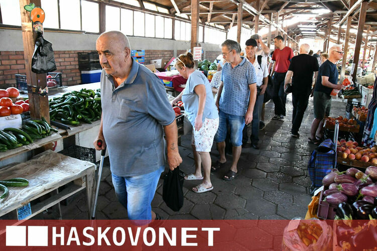 Жегите не изплашиха хасковлии и Зеленчуковият пазар отново се напълни с клиенти