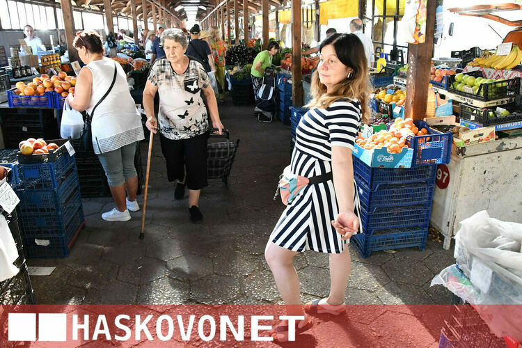 Жегите не изплашиха хасковлии и Зеленчуковият пазар отново се напълни с клиенти