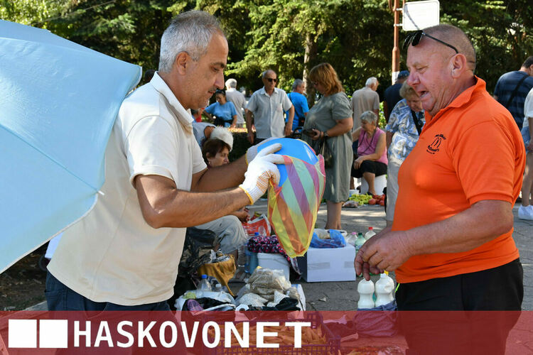 Жегите не изплашиха хасковлии и Зеленчуковият пазар отново се напълни с клиенти