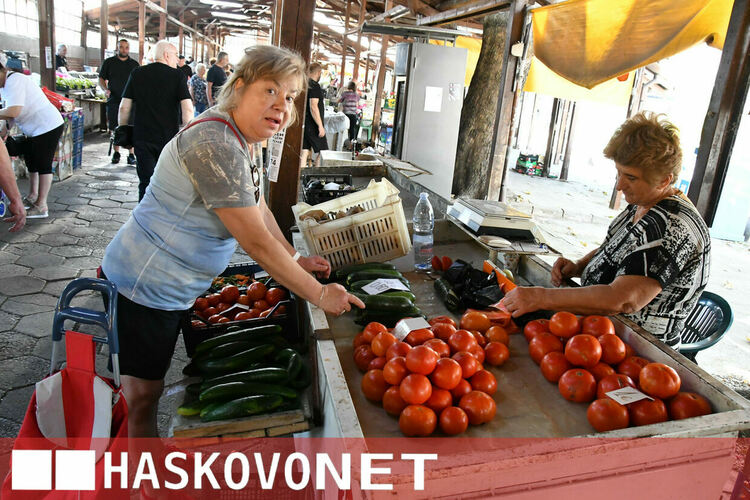 Жегите не изплашиха хасковлии и Зеленчуковият пазар отново се напълни с клиенти
