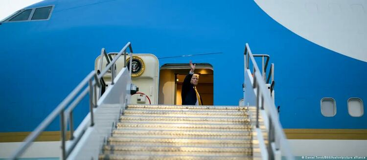 Тръмп се качва на Air Force One в Анкара на 8 юли, но минути по-късно е свален от него.