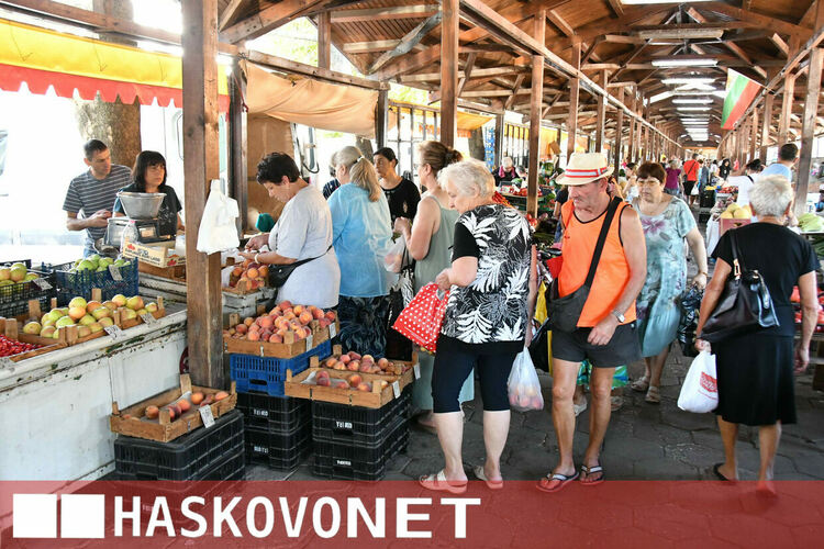 Жегите не изплашиха хасковлии и Зеленчуковият пазар отново се напълни с клиенти