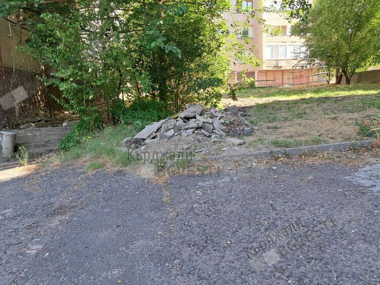 Поругаха паметта на отец Благой Топузлиев в Кърджали,фирма си изхвърли строителните отпадъци до паметника му