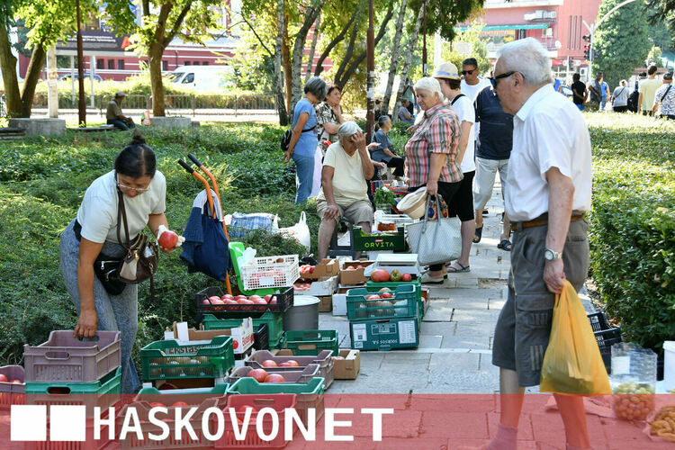 Жегите не изплашиха хасковлии и Зеленчуковият пазар отново се напълни с клиенти