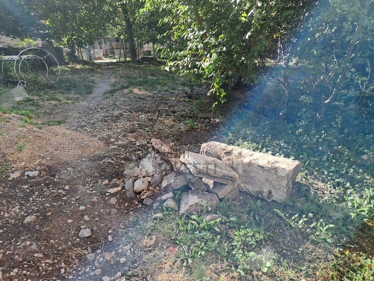 Поругаха паметта на отец Благой Топузлиев в Кърджали,фирма си изхвърли строителните отпадъци до паметника му