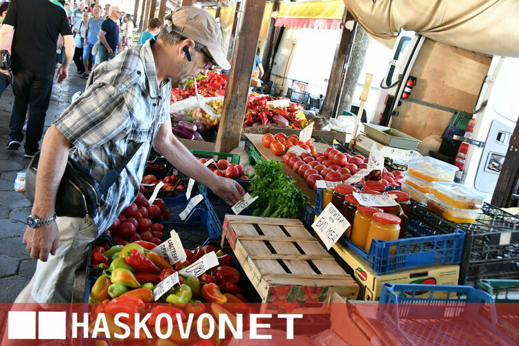 Жегите не изплашиха хасковлии и Зеленчуковият пазар отново се напълни с клиенти