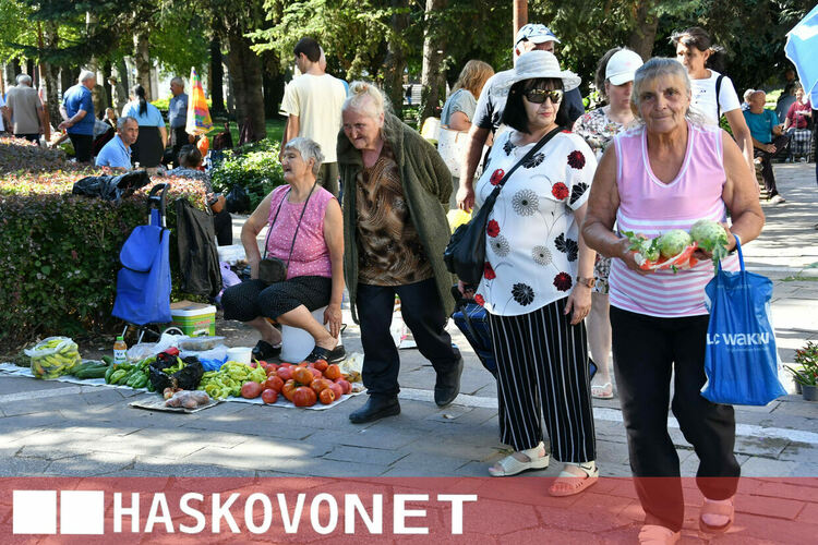 Жегите не изплашиха хасковлии и Зеленчуковият пазар отново се напълни с клиенти