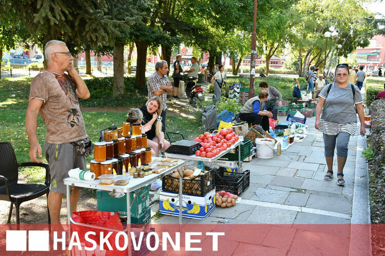 Жегите не изплашиха хасковлии и Зеленчуковият пазар отново се напълни с клиенти