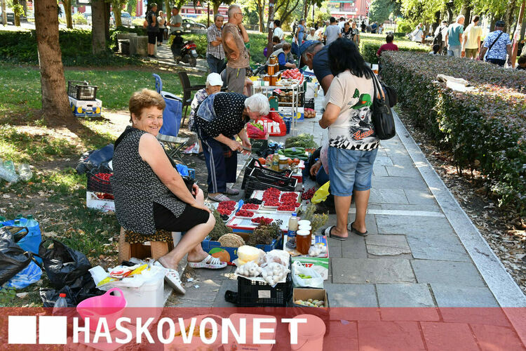 Жегите не изплашиха хасковлии и Зеленчуковият пазар отново се напълни с клиенти
