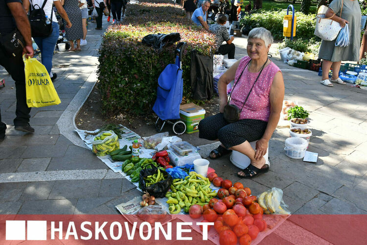 Жегите не изплашиха хасковлии и Зеленчуковият пазар отново се напълни с клиенти