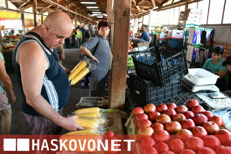 Жегите не изплашиха хасковлии и Зеленчуковият пазар отново се напълни с клиенти