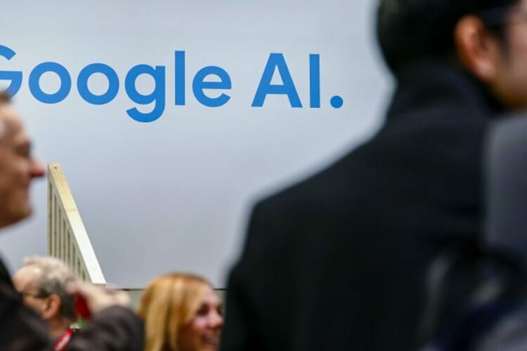 Google започна да тества сериозна промяна на емблематичната си начална страница, като при част от потребителите традиционният бутон &bdquo;Търсене&ldquo; е заменен с функции, базирани на изкуствен интелект Сн.БГНЕС