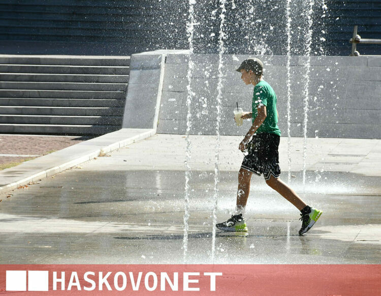 Хасковлии се разхладиха в горещия ден ... кой със студена вода, кой в шадравана