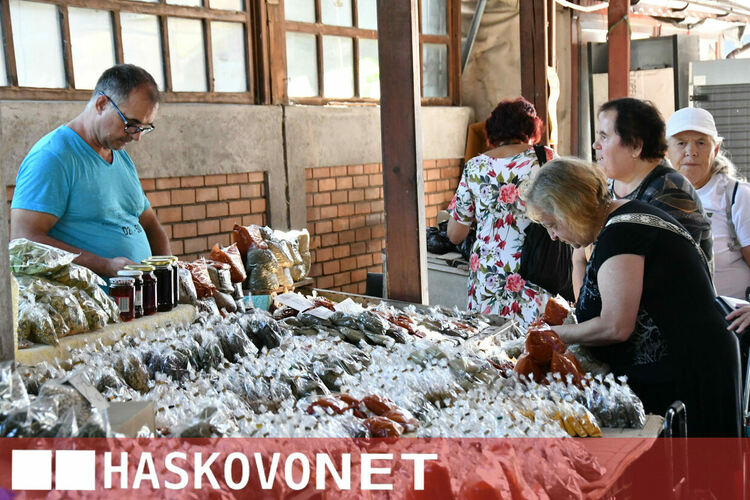 Жегите не изплашиха хасковлии и Зеленчуковият пазар отново се напълни с клиенти