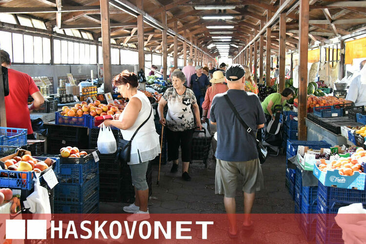 Жегите не изплашиха хасковлии и Зеленчуковият пазар отново се напълни с клиенти