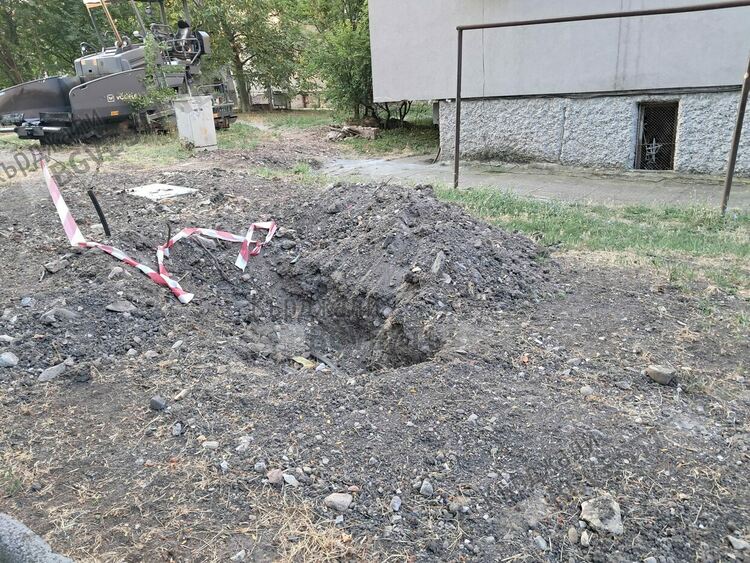 Поругаха паметта на отец Благой Топузлиев в Кърджали,фирма си изхвърли строителните отпадъци до паметника му