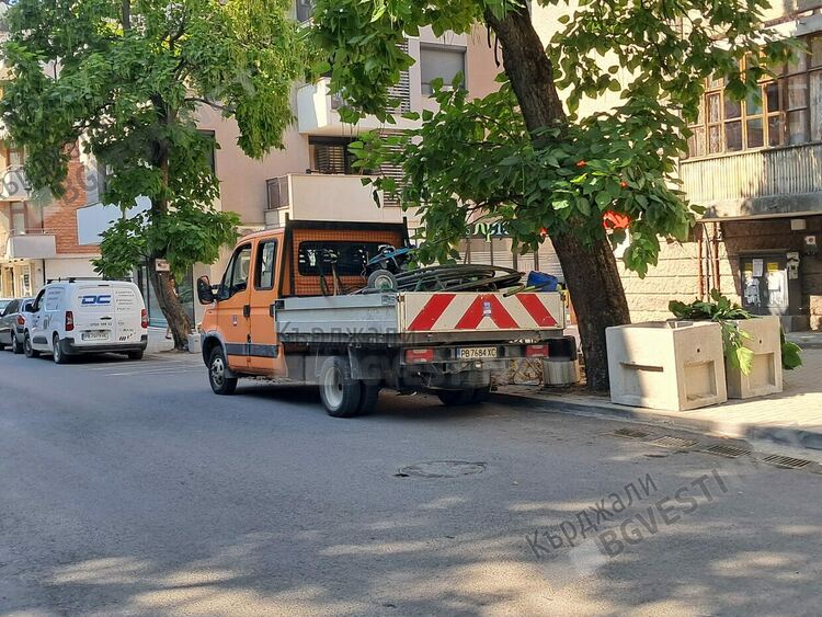 Поругаха паметта на отец Благой Топузлиев в Кърджали,фирма си изхвърли строителните отпадъци до паметника му