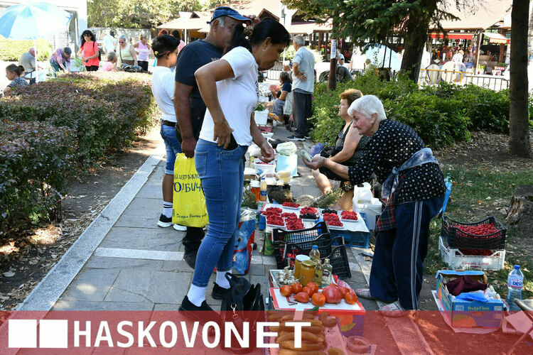 Жегите не изплашиха хасковлии и Зеленчуковият пазар отново се напълни с клиенти