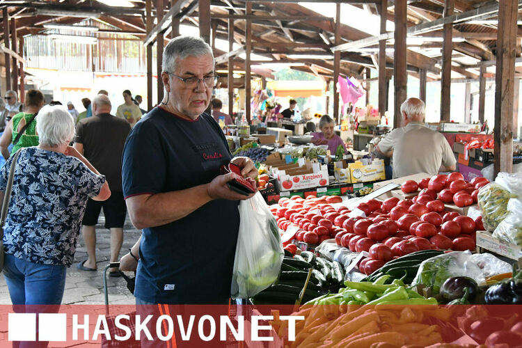 Жегите не изплашиха хасковлии и Зеленчуковият пазар отново се напълни с клиенти