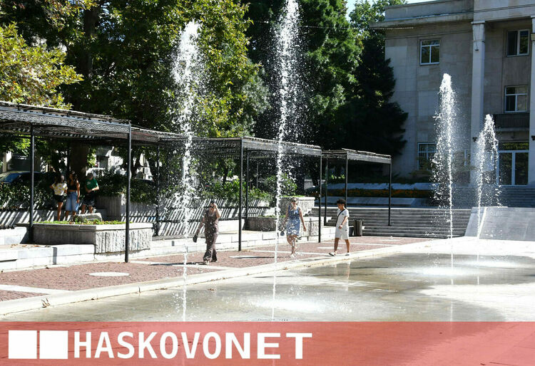 Хасковлии се разхладиха в горещия ден ... кой със студена вода, кой в шадравана