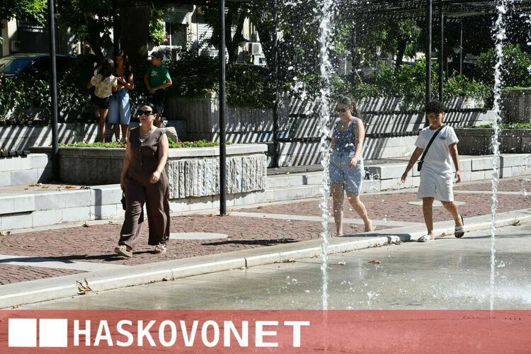 Хасковлии се разхладиха в горещия ден ... кой със студена вода, кой в шадравана