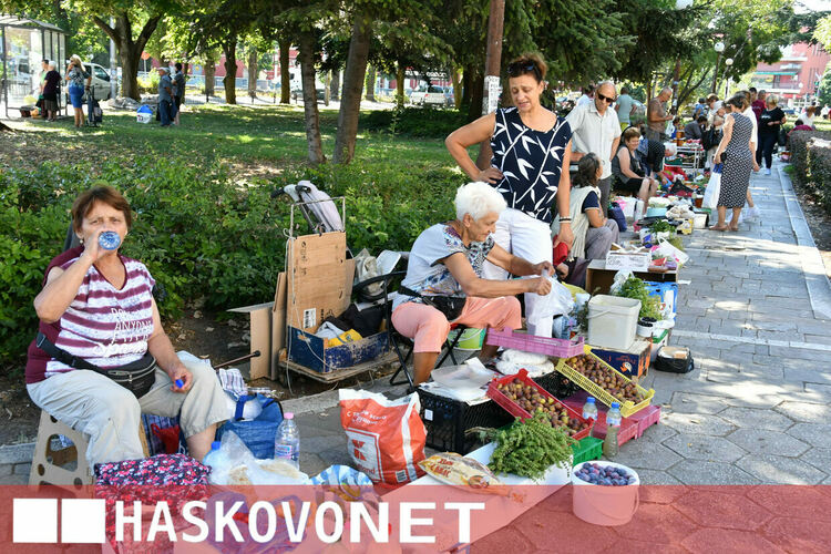 Жегите не изплашиха хасковлии и Зеленчуковият пазар отново се напълни с клиенти