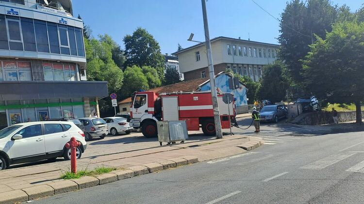 Запален контейнер в центъра на Смолян вдигна на крак пожарникари