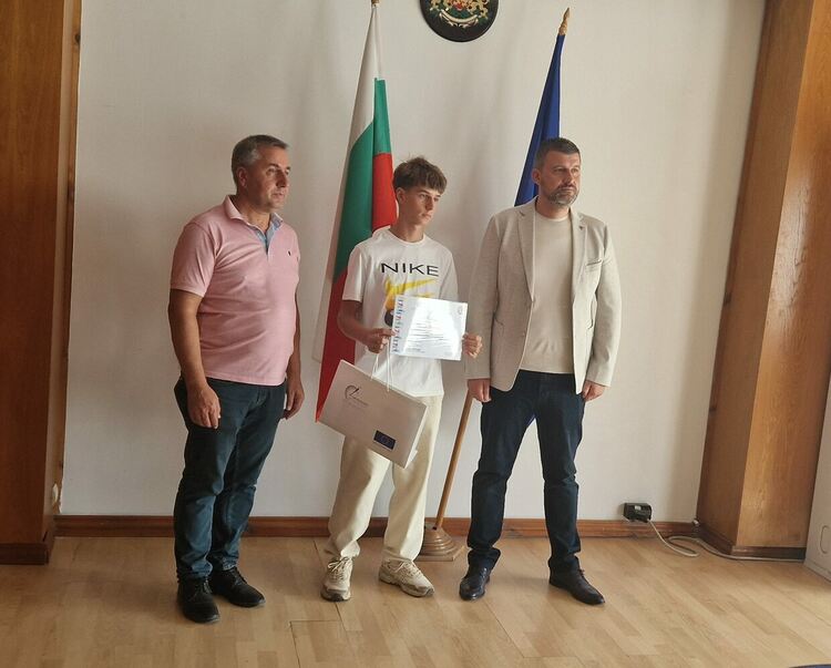 Отличиха шестима младежи от Смолянска област за успехи в национални и европейски състезания