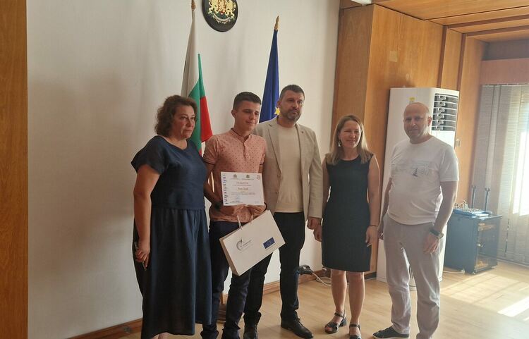 Отличиха шестима младежи от Смолянска област за успехи в национални и европейски състезания