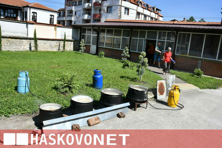 Четири казана с фасул сготвиха в Хасково за празника на Пресвета Богородица 