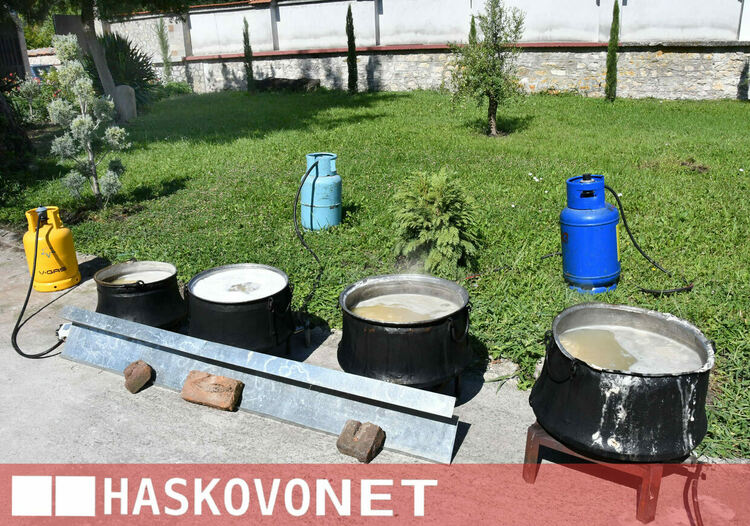 Четири казана с фасул сготвиха в Хасково за празника на Пресвета Богородица 